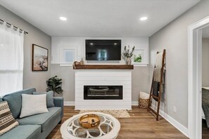 テレビ、暖炉、書斎 / ワークスペース