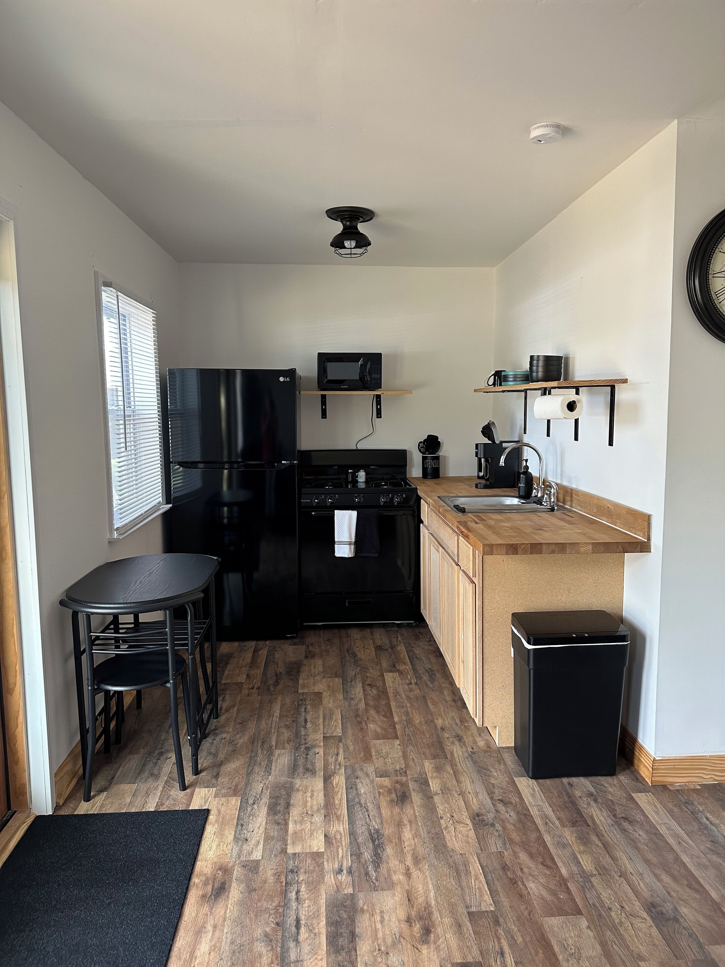 Køleskab, mikrobølgeovn, ovn, kogeplade