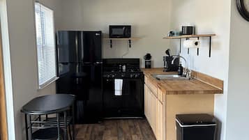 Køleskab, mikrobølgeovn, ovn, kogeplade