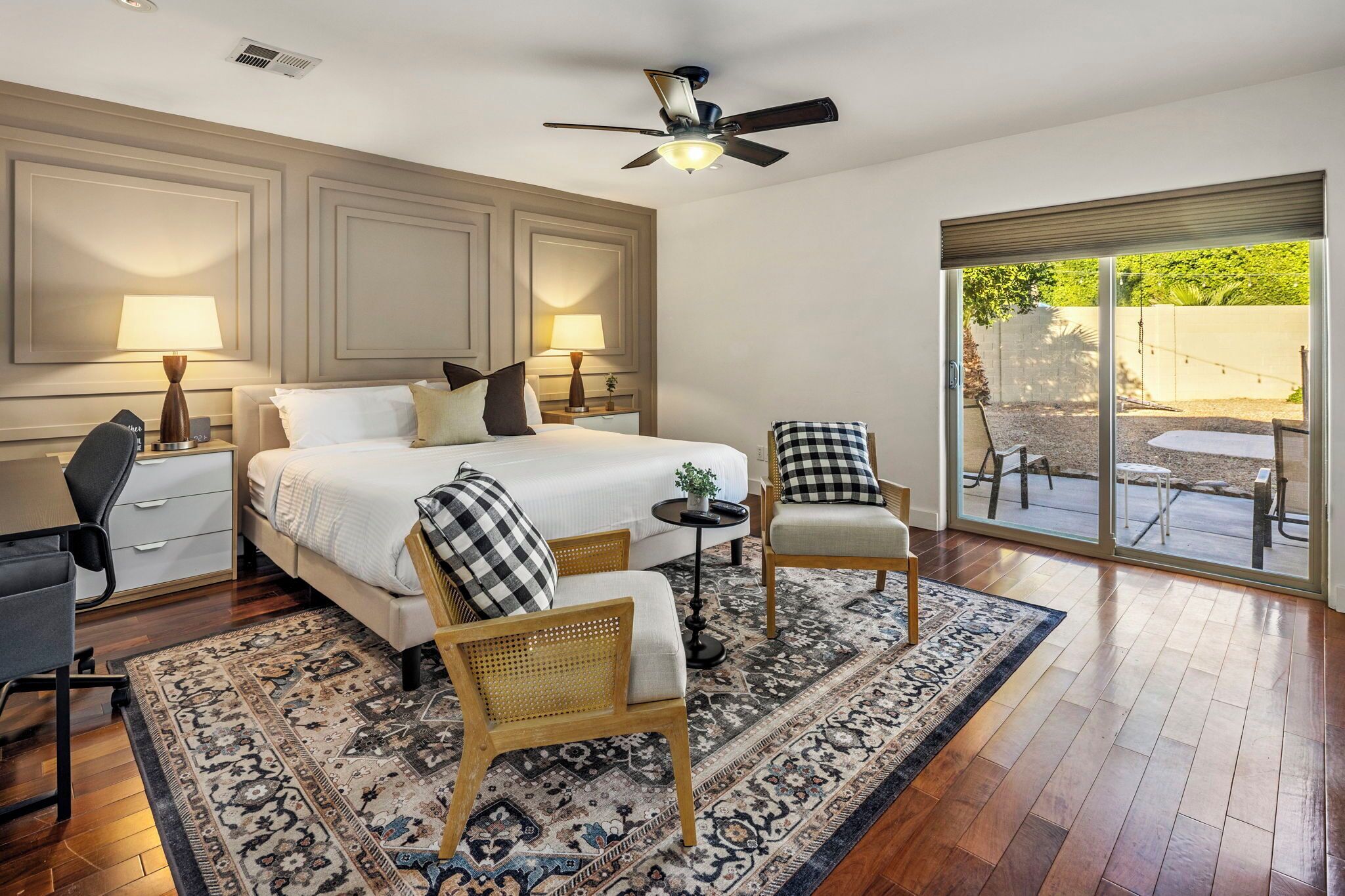 3 makuuhuonetta, työpöytä, silitysrauta/-lauta, vauvan matkasänky