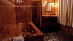 Habitación clásica | Baño | Amenidades de baño gratuitas, secadora de cabello, toallas 