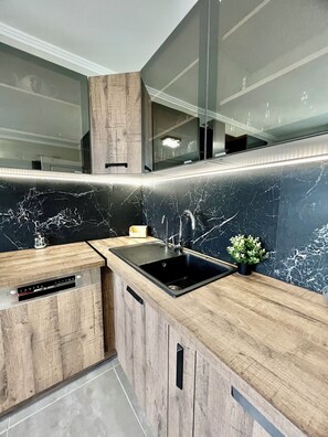 Fridge, microwave, oven, stovetop - Apparemment Moderne (Strasbourg)