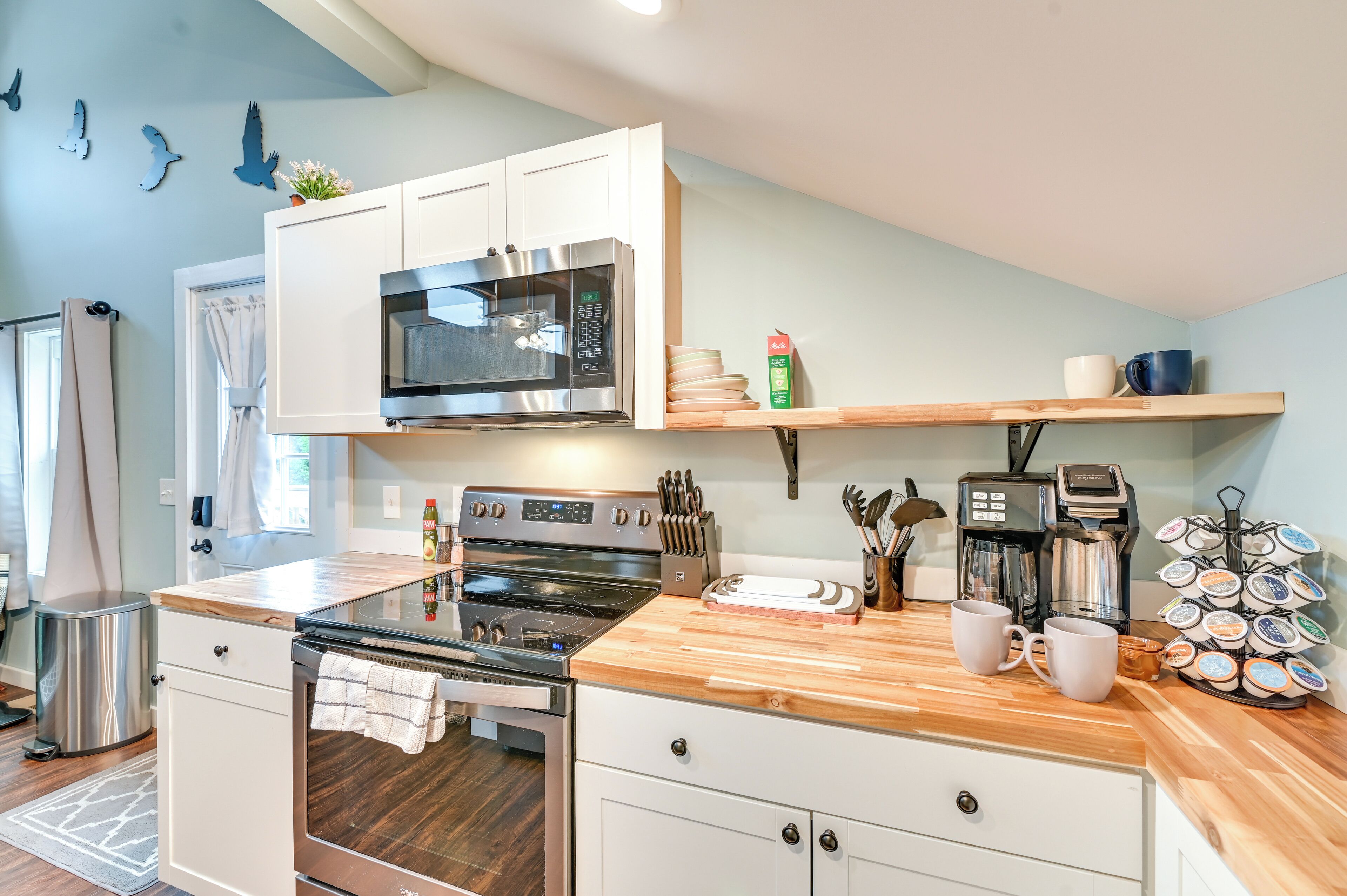 Réfrigérateur, micro-ondes, plaque de cuisson, cafetière/bouilloire