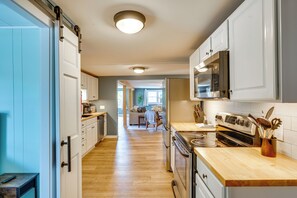 Réfrigérateur, micro-ondes, plaque de cuisson, lave-vaisselle