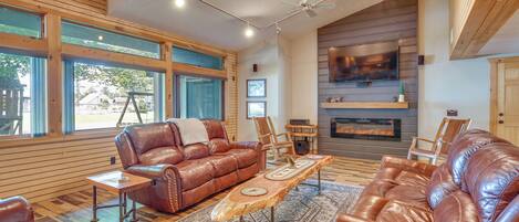 TV, fireplace, stereo