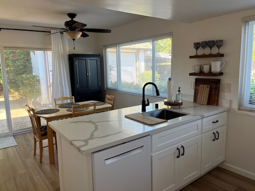 Cozy townhome with backyard retreat! Minutes to wineries and downtown.