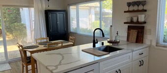 Cozy townhome with backyard retreat! Minutes to wineries and downtown.