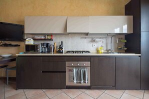 Jääkaappi, mikroaaltouuni, uuni, liesi