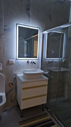 Serviettes fournies, savon, papier de toilette