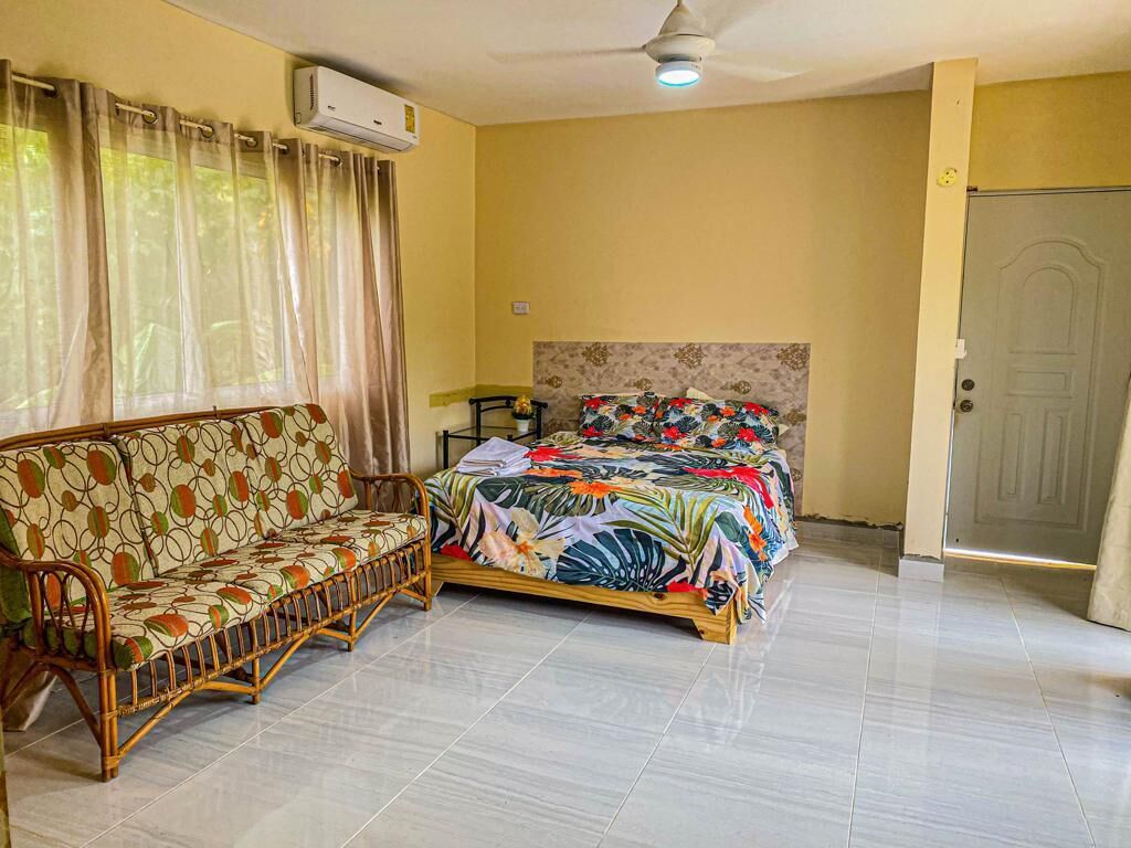10 habitaciones, escritorio, wifi y ropa de cama 