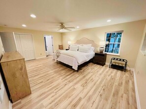 5 bedrooms, desk, travel cot, WiFi