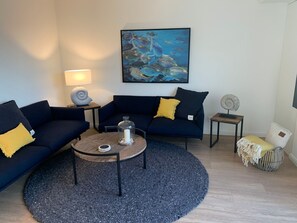 Fernseher, Tischtennisplatte, Stereoanlage