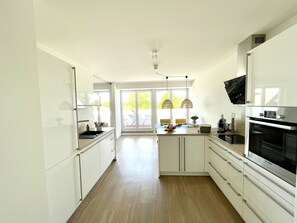 Kühlschrank, Ofen, Herdplatte, Geschirrspüler