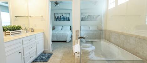 3 habitaciones, tabla de planchar con plancha, wifi y ropa de cama