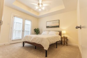 3 bedrooms, iron/ironing board, WiFi, bed sheets - Cozy mid-century inspired home, near med center (Houston)