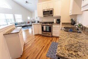 Een koelkast, een magnetron, een oven, een kookplaat