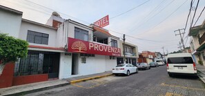 Front of property - PROVENZA HOTEL & SUITES (Atlixco)