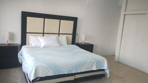 In-room safe, blackout curtains, free WiFi, bed sheets - PROVENZA HOTEL & SUITES (Atlixco)