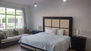 In-room safe, blackout curtains, free WiFi, bed sheets - PROVENZA HOTEL & SUITES (Atlixco)
