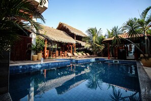 Una piscina techada, una piscina al aire libre