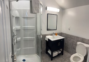 Chambre simple Signature, 1 chambre | Salle de bain | Douche, serviettes fournies, savon, shampooing