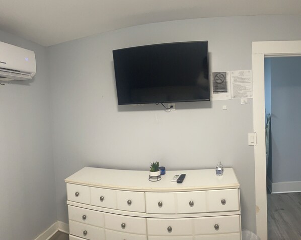 Habitación tradicional, 1 habitación | Artículos del minibar gratis y espacio para trabajar con laptop 