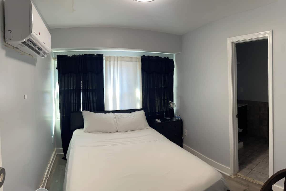 Habitación básica, 1 cama de matrimonio | Minibar con artículos gratuitos y espacio para trabajar con un portátil