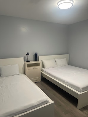 Minibar con artículos gratuitos y espacio para trabajar con laptop