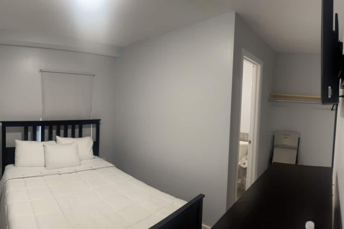 Basic-rum - 1 queensize-säng | Gratis produkter i minibar, arbetsyta för laptop och gratis wi-fi