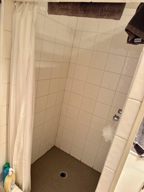 Towels, soap, toilet paper - Wallaroi Guest Home (White Rock)