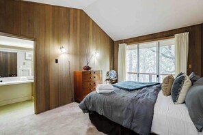 4 sovrum, skrivbord, strykjärn/strykbräda och resesäng