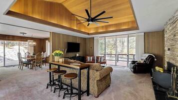 TV connectée, cheminée, livres