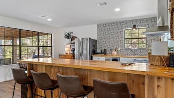 Geladeira, micro-ondas, fogão, cooktop