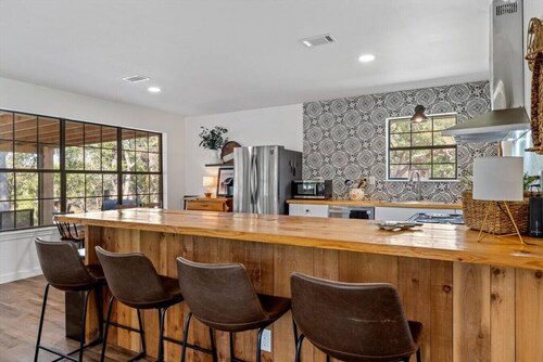 Brazos Riverside Cottage - Family, Fun Getaway