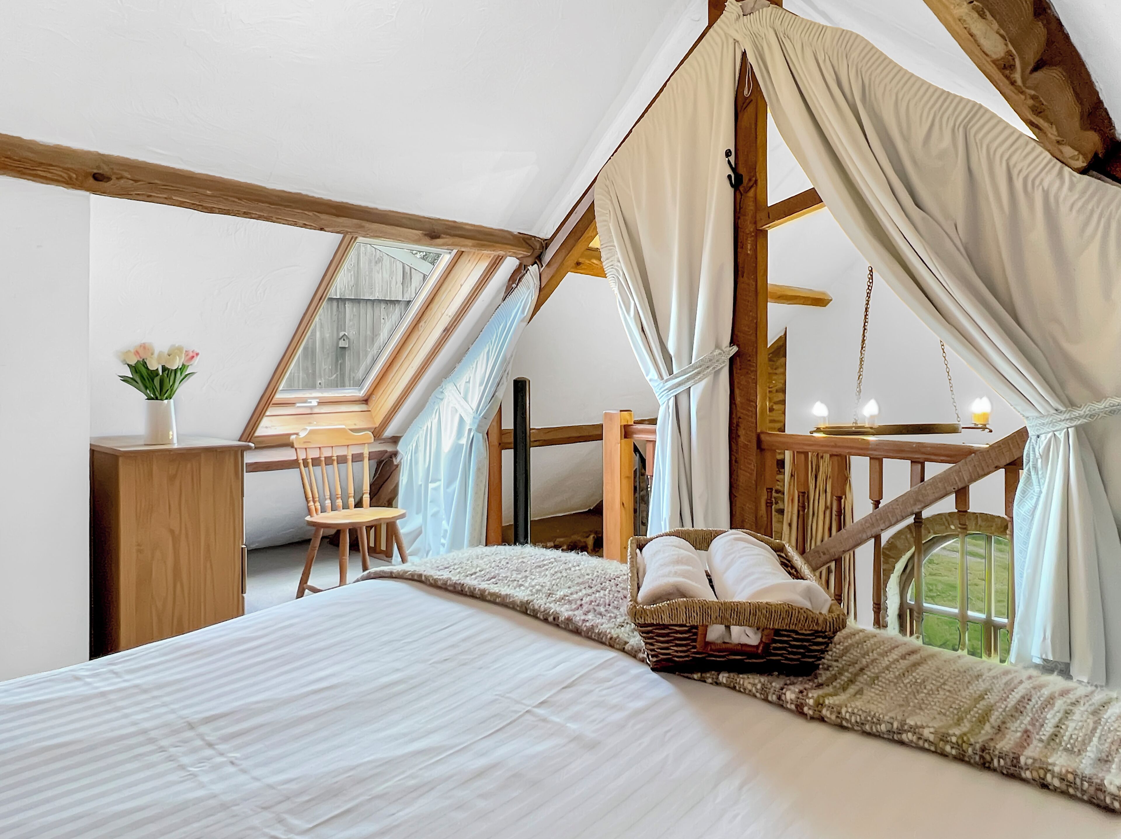 9 bedrooms, WiFi, bed sheets