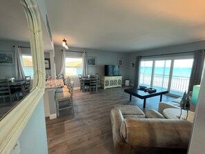 Smart TV - 1/1 Ocean View Condo at Sandpiper. Watch rocket launches from the balcony! (Satellite Beach)