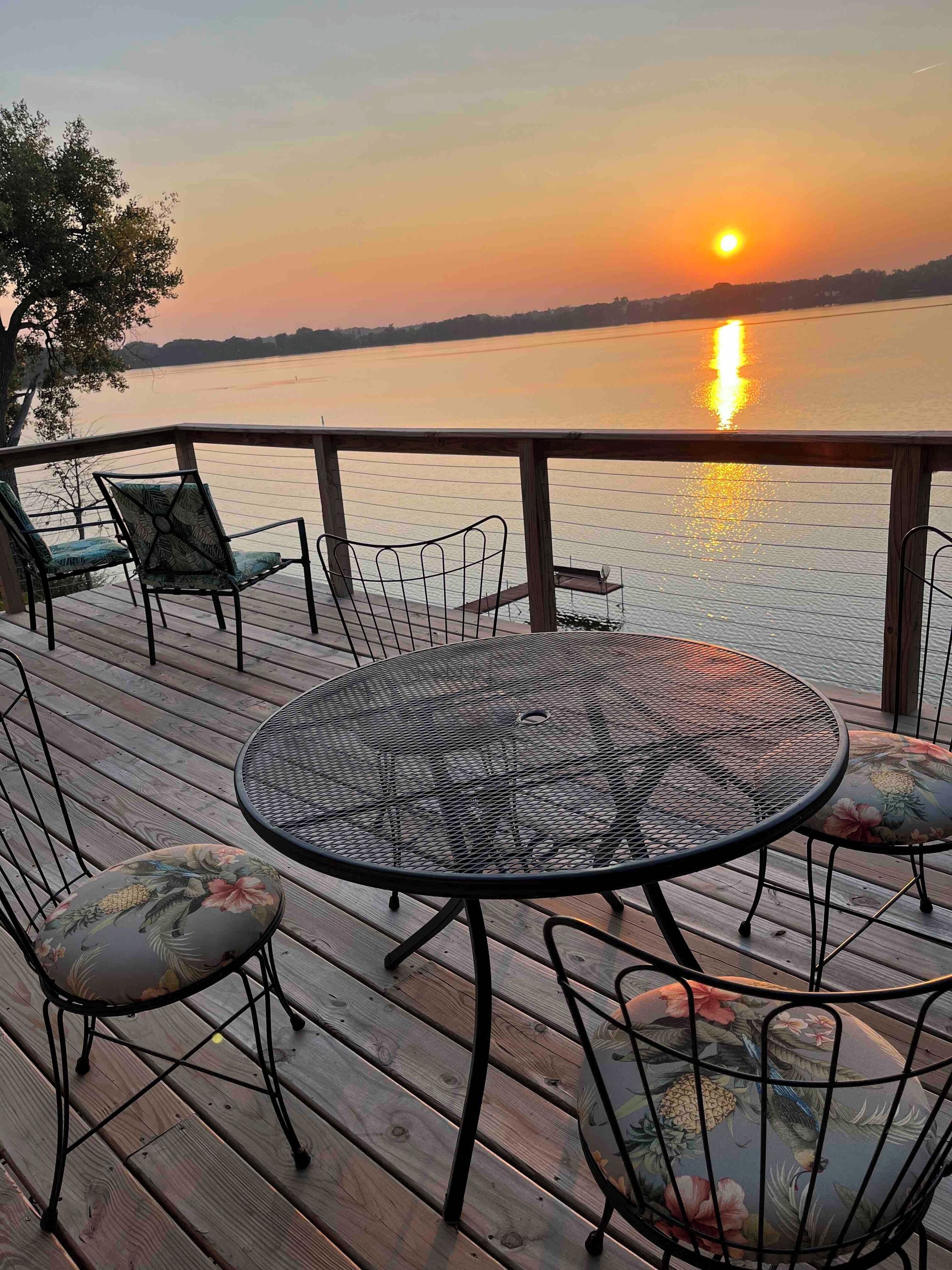 Lakefront Hideaway, whole house, sleeps 11 + crib & toddler; 4 bedroom 3 bath