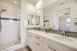 Douche, sèche-cheveux, serviettes fournies, savon