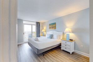 3 室のベッドルーム、デスク、アイロン / アイロン台、インターネット