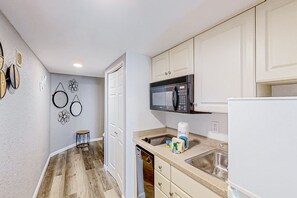Refrigerador, microondas, placa de cocina, lavavajillas