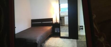 Iron/ironing board, bed sheets