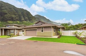 Exterior - This house is a 3 bedroom(s), 2 bathrooms, located in Waianae, HI. (Waianae)