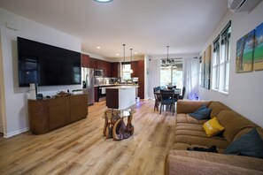 Living area - This house is a 3 bedroom(s), 2 bathrooms, located in Waianae, HI. (Waianae)