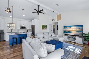 Smart TV - Santa Fe River Front, Luxury Retreat near Ginnie Springs and Ichetucknee (Fort White)