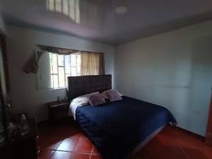 3 chambres, fer et planche à repasser, Wi-Fi, draps fournis