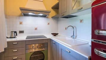 Kühlschrank, Ofen, Geschirrspüler, Kochgeschirr/Geschirr/Besteck