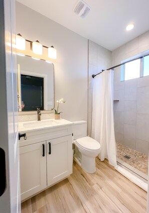 Shower, hair dryer, towels, soap - Lake Powell, Antelope Canyon, Horseshoe Bend Stunning Gem (Page)