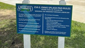 Een bord met regels voor het splasveld bij Smithfield Parks & Recreation.