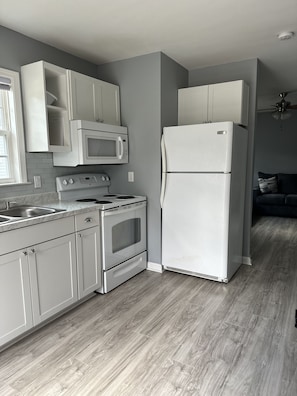 Refrigerador, microondas, horno, placa de cocina