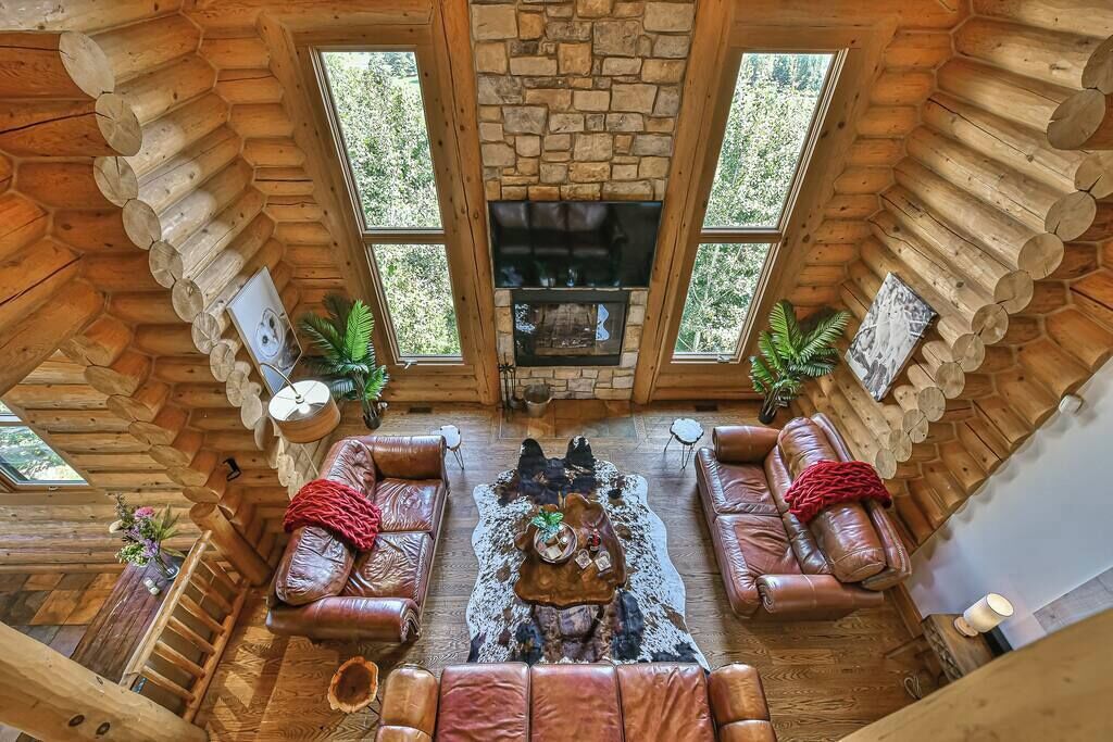 Televisión, chimenea, estéreo y oficina 